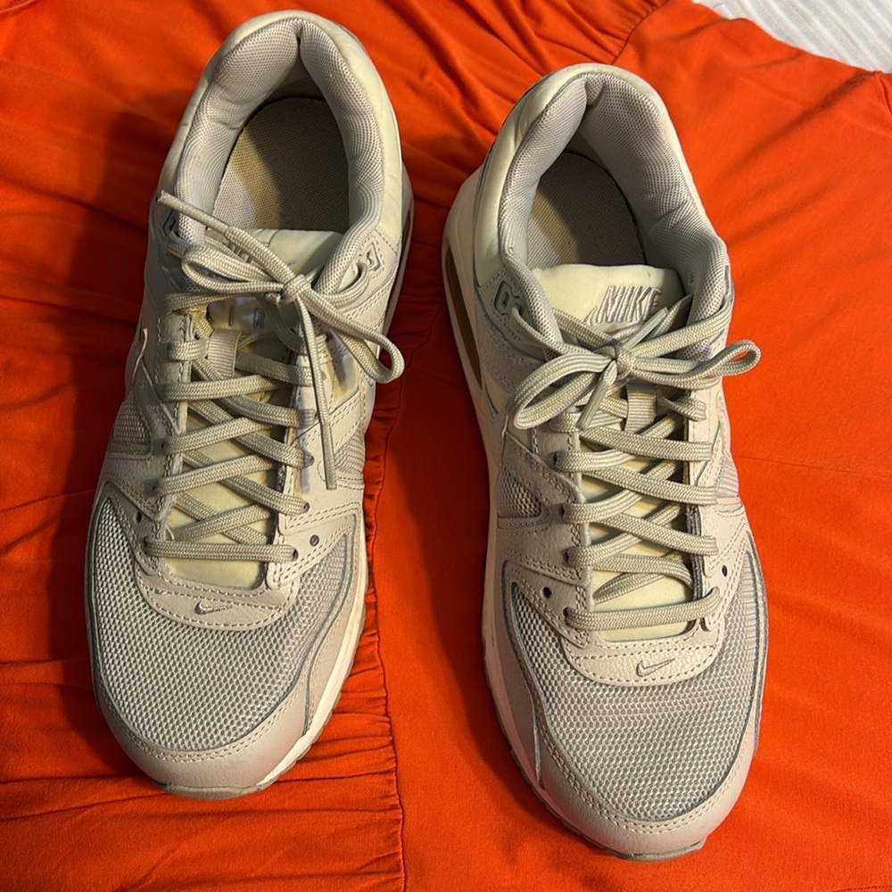 Nike - Picture 2 of 5